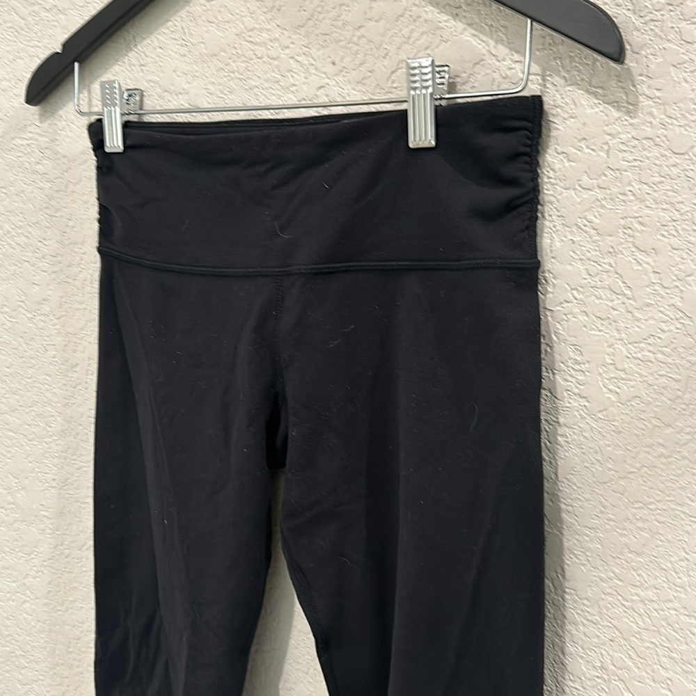 Lululemon 3/4 short size 6 - Picture 7 of 11
